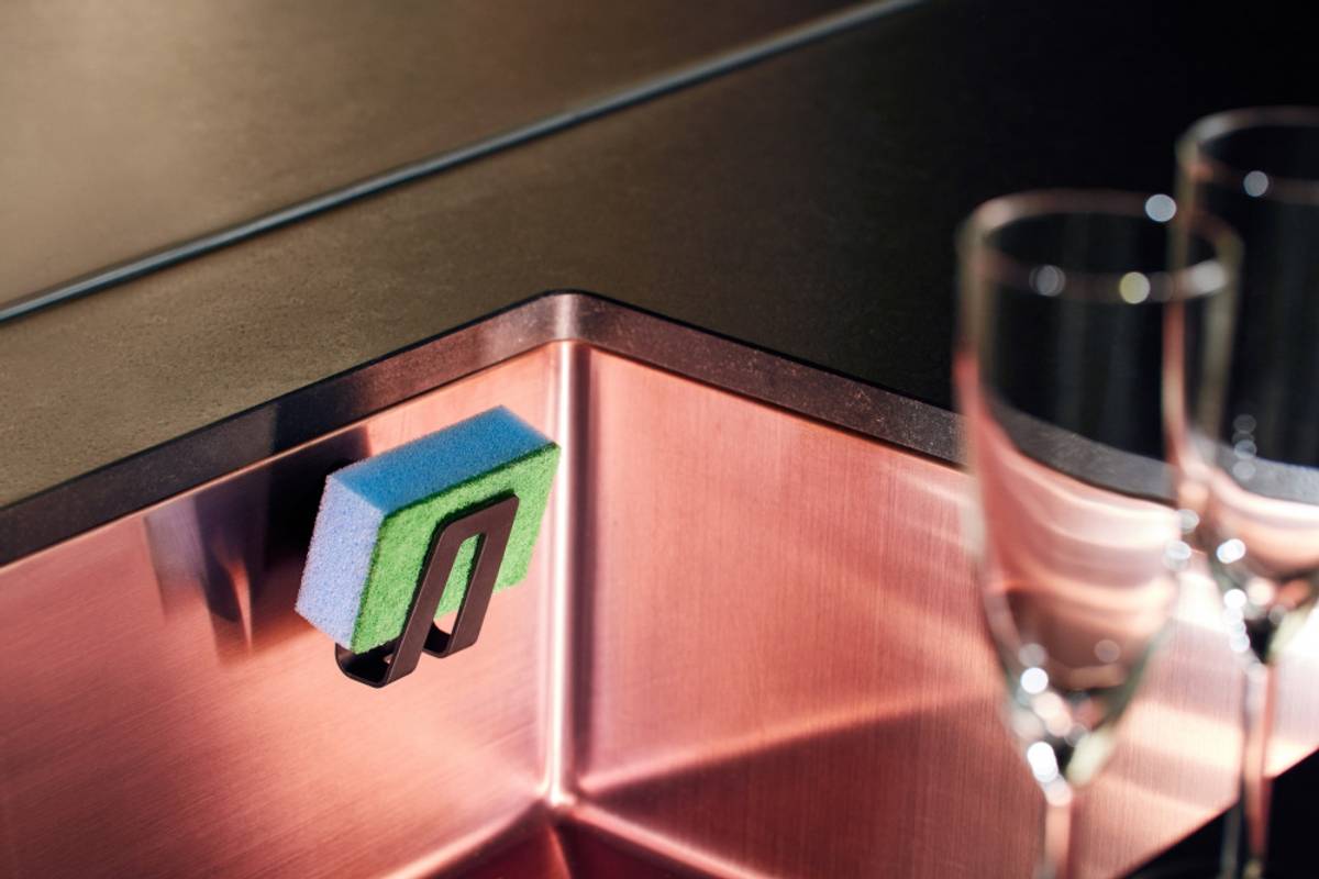 HAPPY SINKS Magnetisk Svampeholder i svart biokompositt